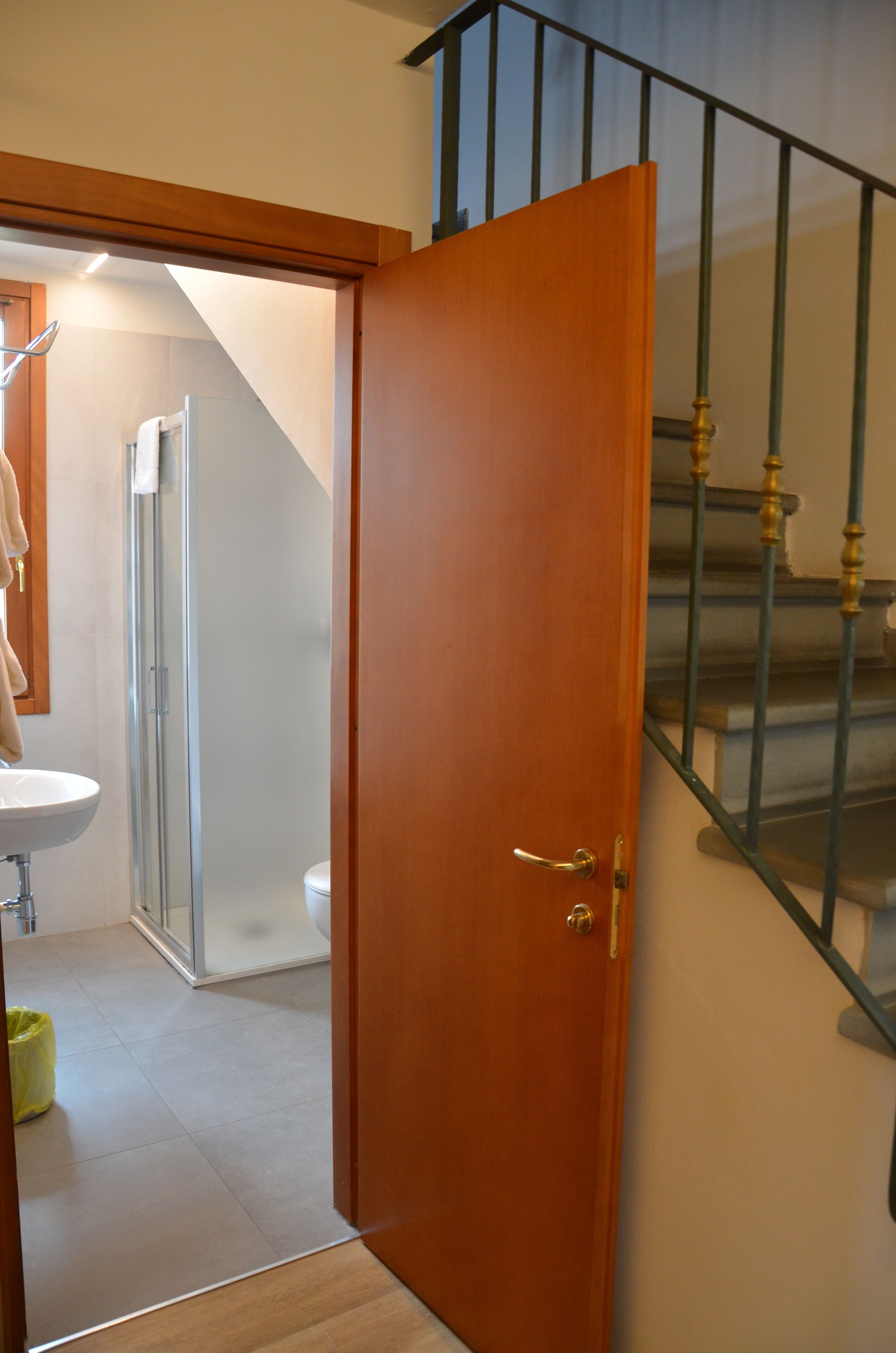 double room split level | bathroom | shower, free toiletries, hair dryer, bidet