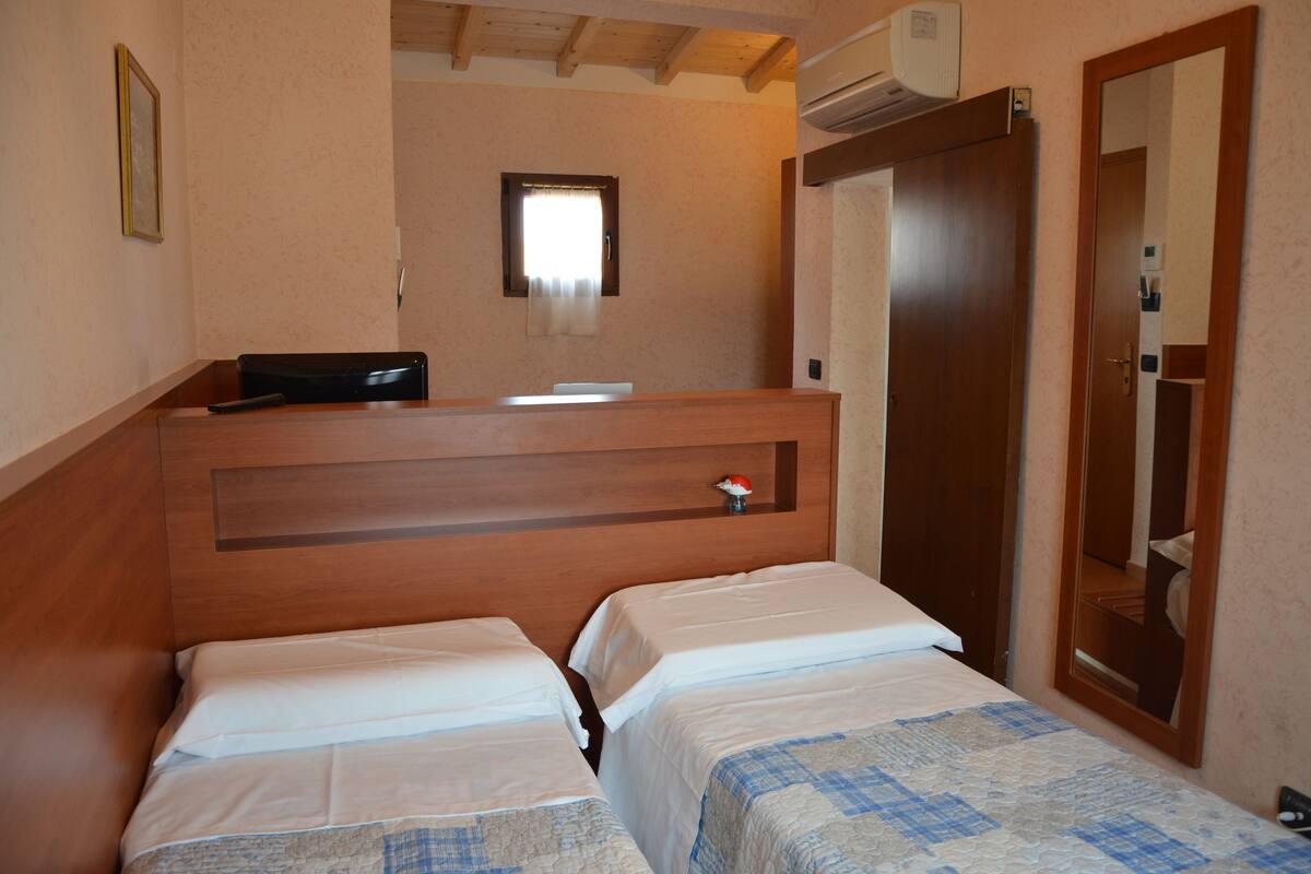 Economy Double Room, 2 Twin Beds | In-room safe, desk, laptop workspace, soundproofing