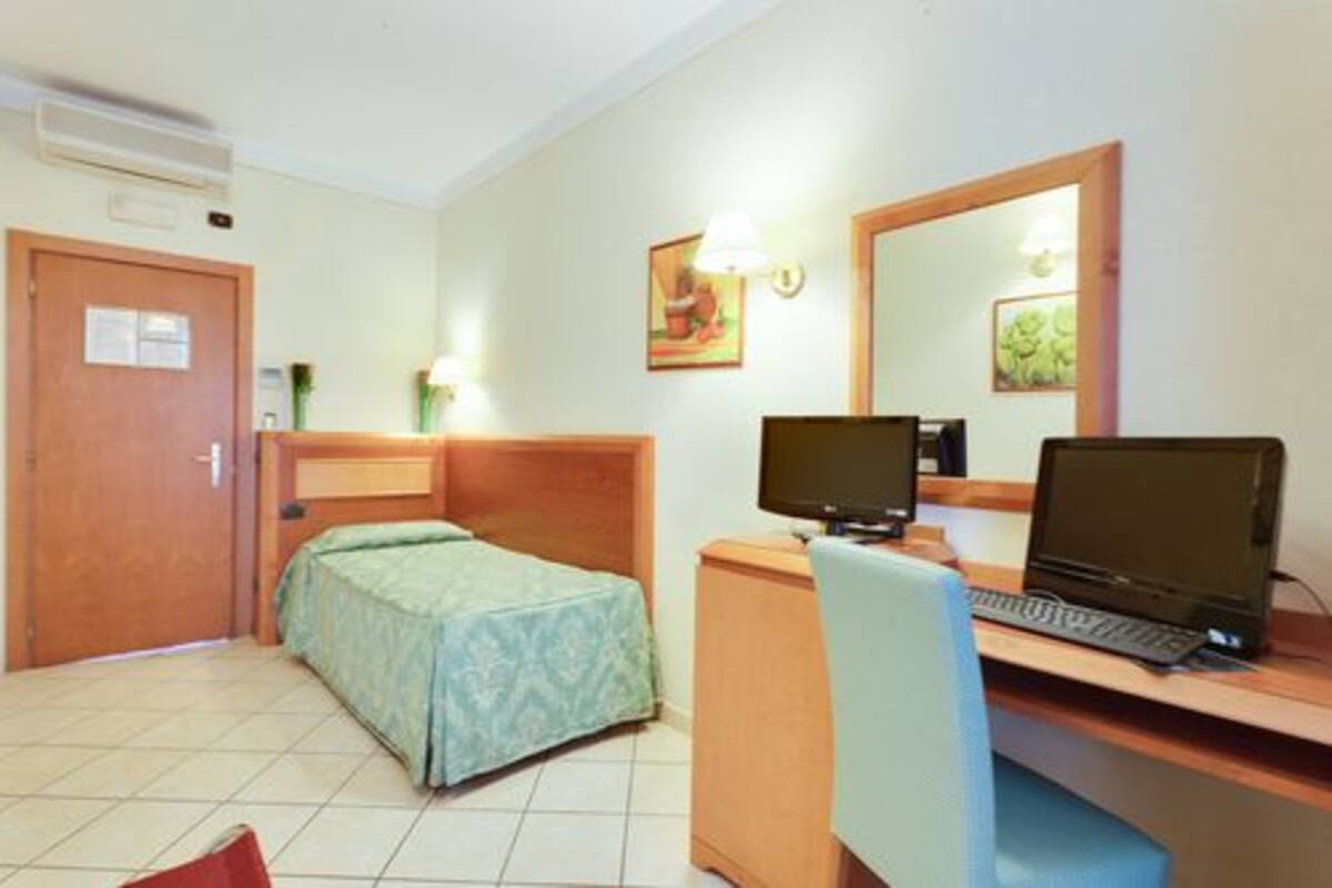 Single Room | In-room safe, desk, laptop workspace, soundproofing