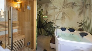 Ein moderner Wellnessraum mit einer gläsernen Sauna, einer Holzbank und einer großen Hot Tub mit mehreren Düsen.