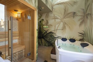 Una moderna sala spa con sauna in vetro, una panca in legno e una grande vasca idromassaggio dotata di numerosi getti.