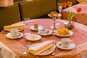 S'hi serveixen plats de cuina local i ofereix taules a l'aire lliure 