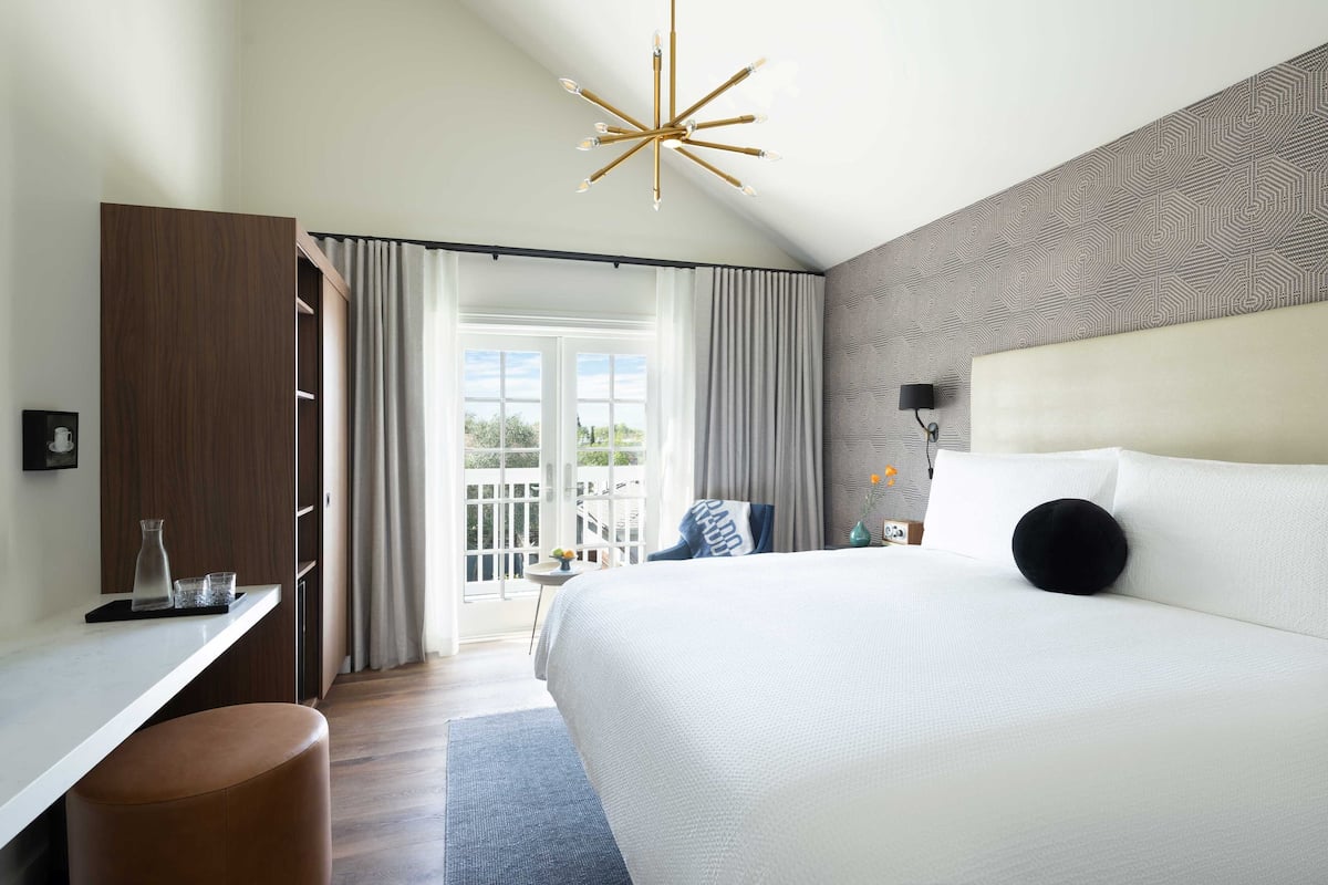 plaza deluxe king (plaza view). | in-room safe, iron/ironing board, free wifi, bed sheets