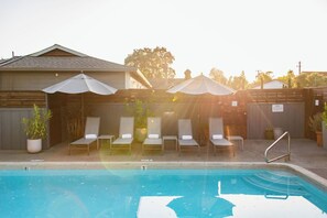 Outdoor pool, sun loungers - El Dorado Hotel (Sonoma)