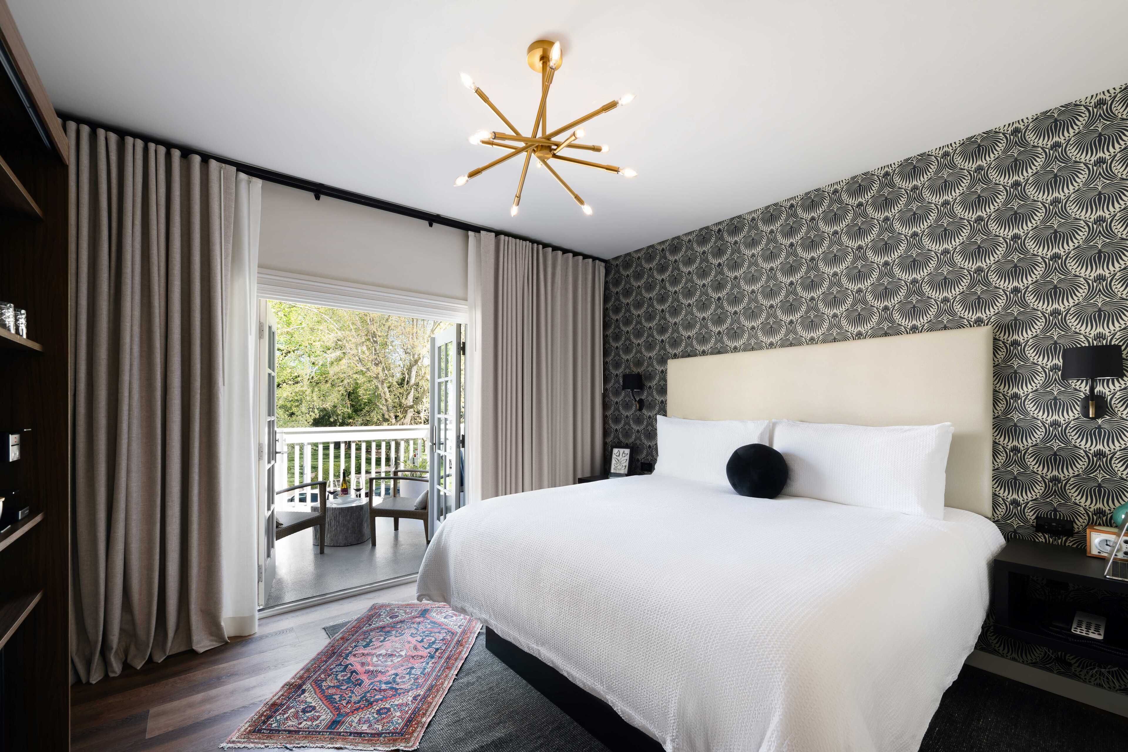 plaza deluxe king (plaza view). | in-room safe, iron/ironing board, free wifi, bed sheets