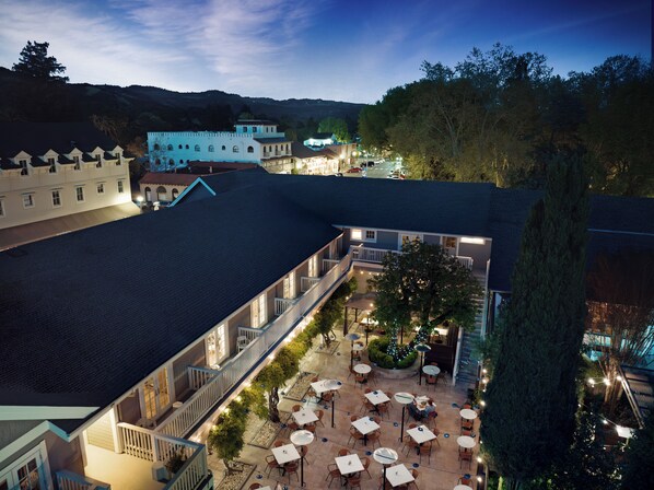 A courtyard with outdoor seating and a view of surrounding buildings. - El Dorado Hotel (Sonoma)