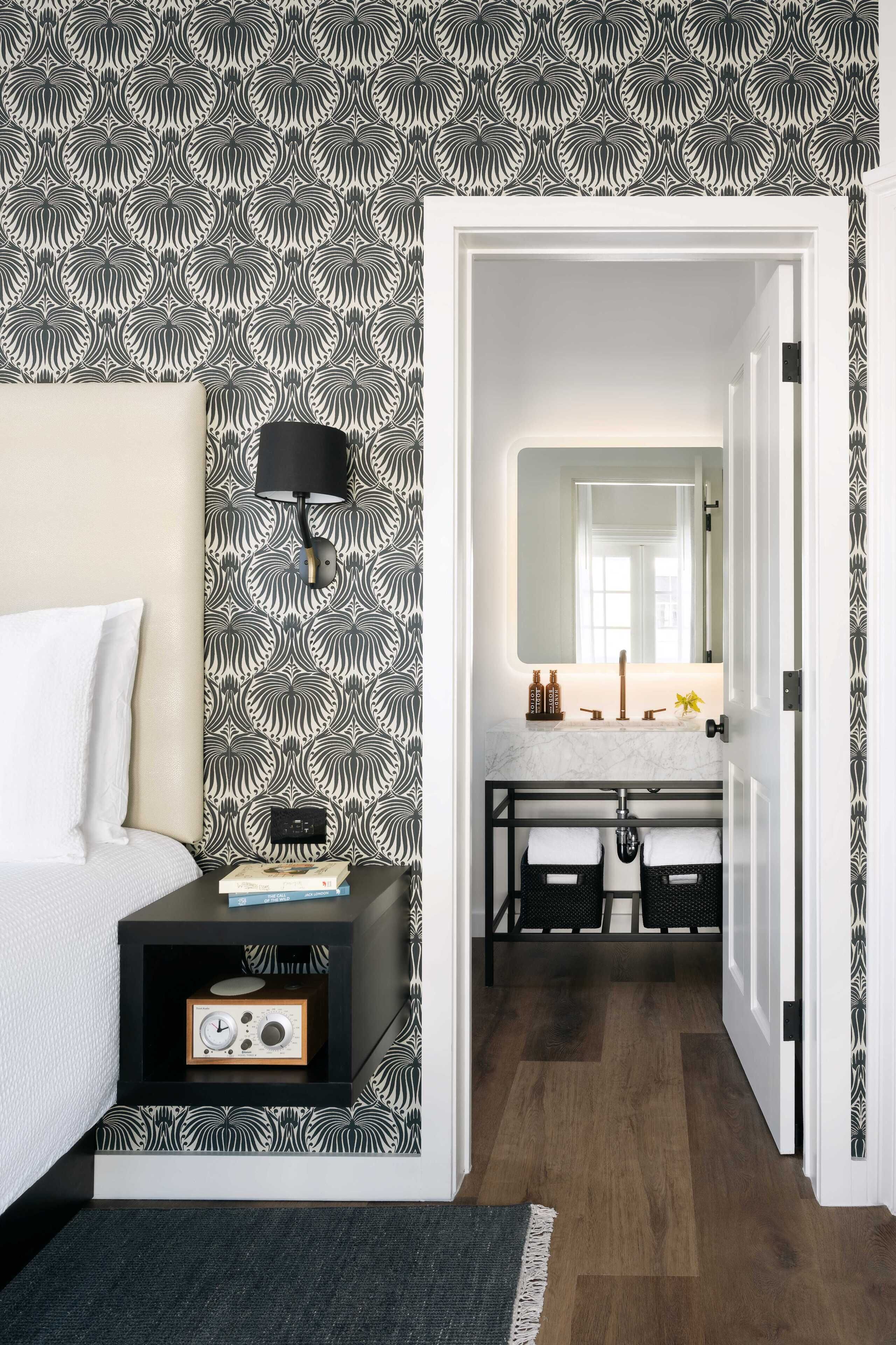 plaza king room (plaza view) | in-room safe, iron/ironing board, free wifi, bed sheets