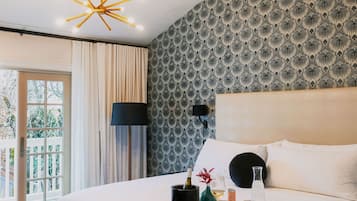 Deluxe-Zimmer, 1 King-Bett, Blick auf den Innenhof (Courtyard Deluxe King) | Zimmersafe, Bügeleisen/Bügelbrett, kostenloses WLAN, Bettwäsche