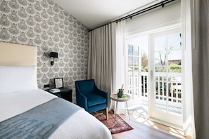 Deluxe Room, 1 King Bed, Courtyard View (Courtyard Deluxe King) | In-room safe, iron/ironing board, free WiFi, bed sheets