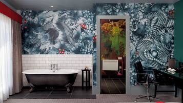 Deluxe-Doppelzimmer (Club) | Zimmersafe, individuell dekoriert, Schreibtisch, Verdunkelungsvorhänge