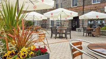 Breakfast, lunch, dinner served; British cuisine