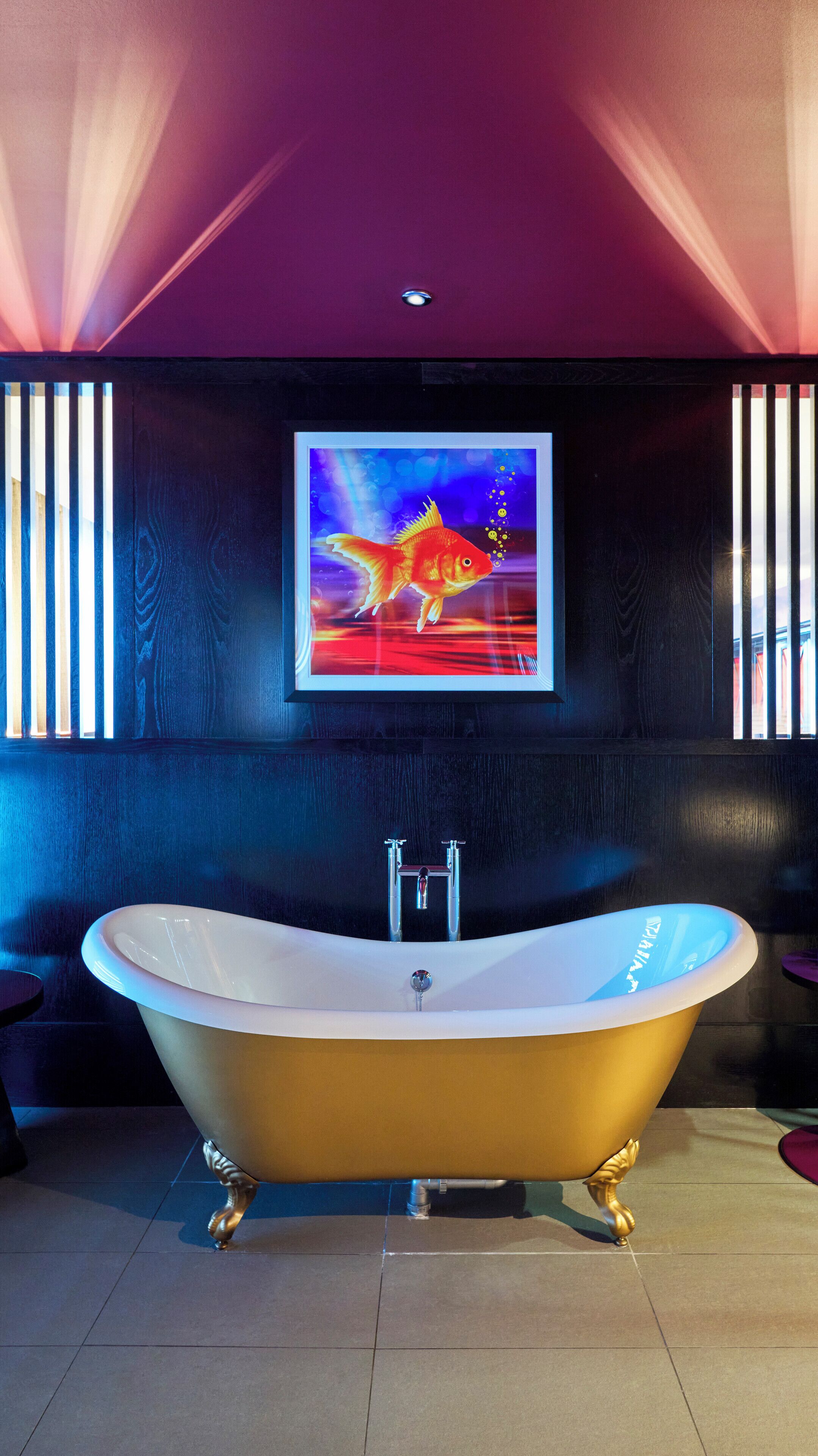 signature suite | deep-soaking bathtub