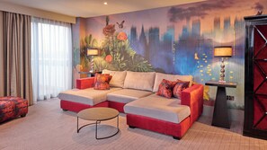 Suite Khas | Brankas, didekorasi berbeda-beda, meja kerja, dan tirai kedap cahaya