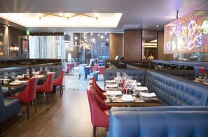 朝食、ランチ、ディナーに営業 (郷土料理)