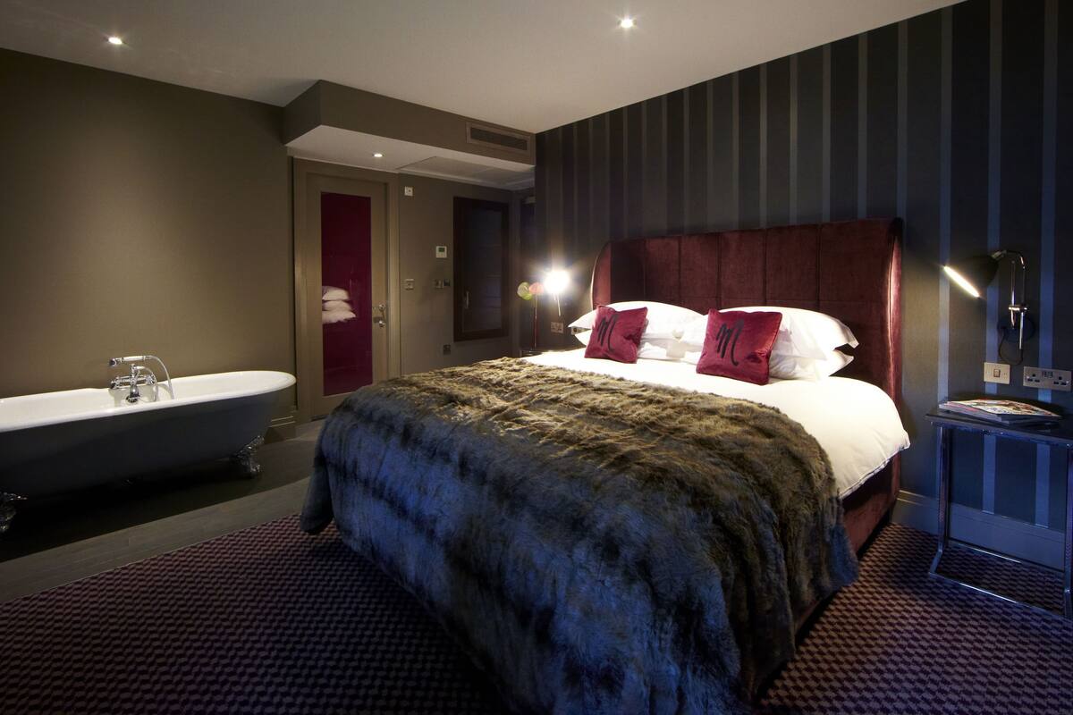 Desk, blackout drapes, iron/ironing board, free WiFi