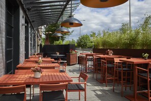 Phục vụ bữa tối 