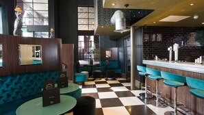 Bar (trong khuôn viên)