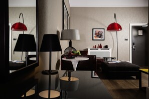 Escritorio, cortinas blackout y tabla de planchar con plancha 