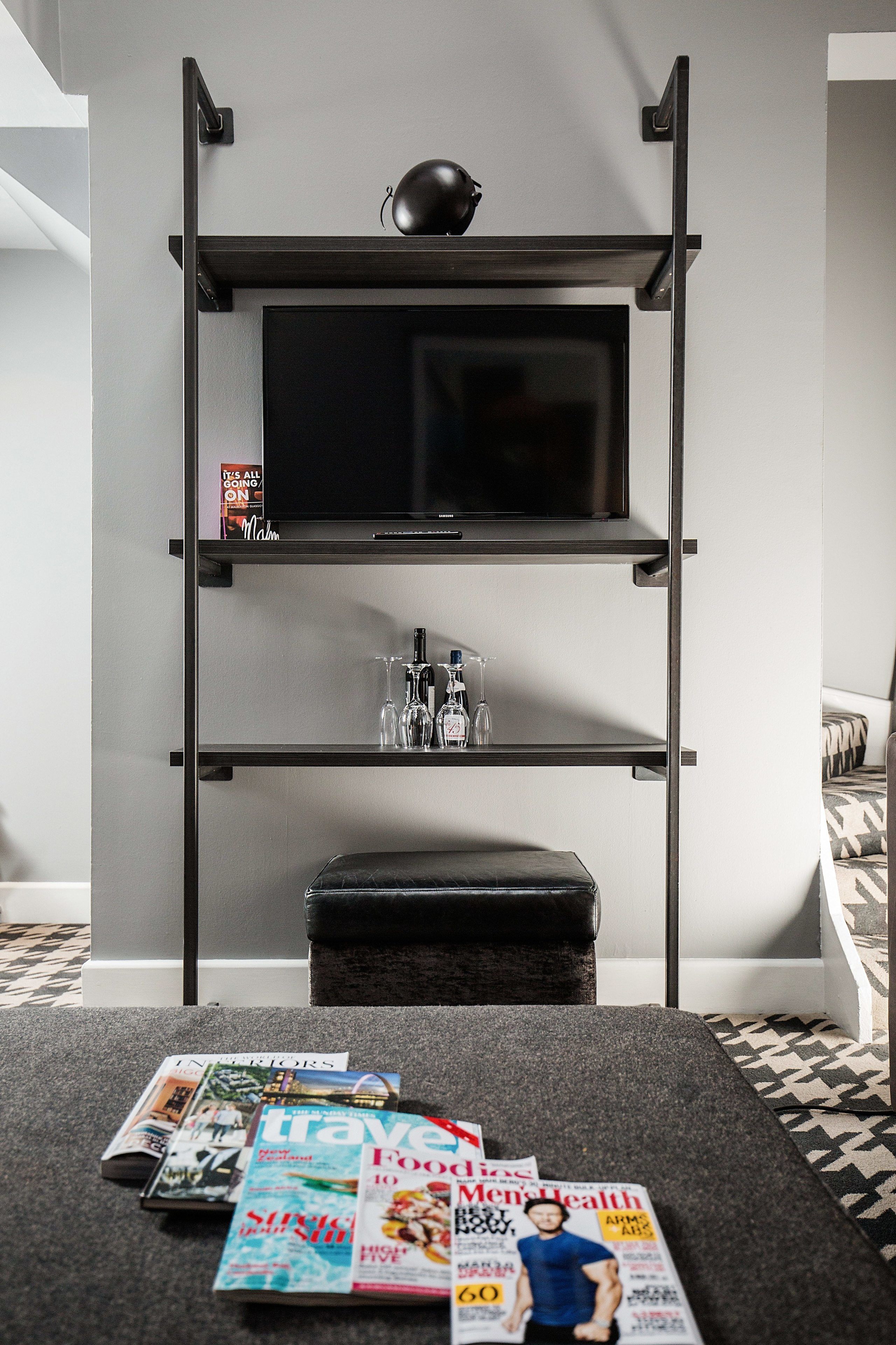 suite | living area | flat-screen tv