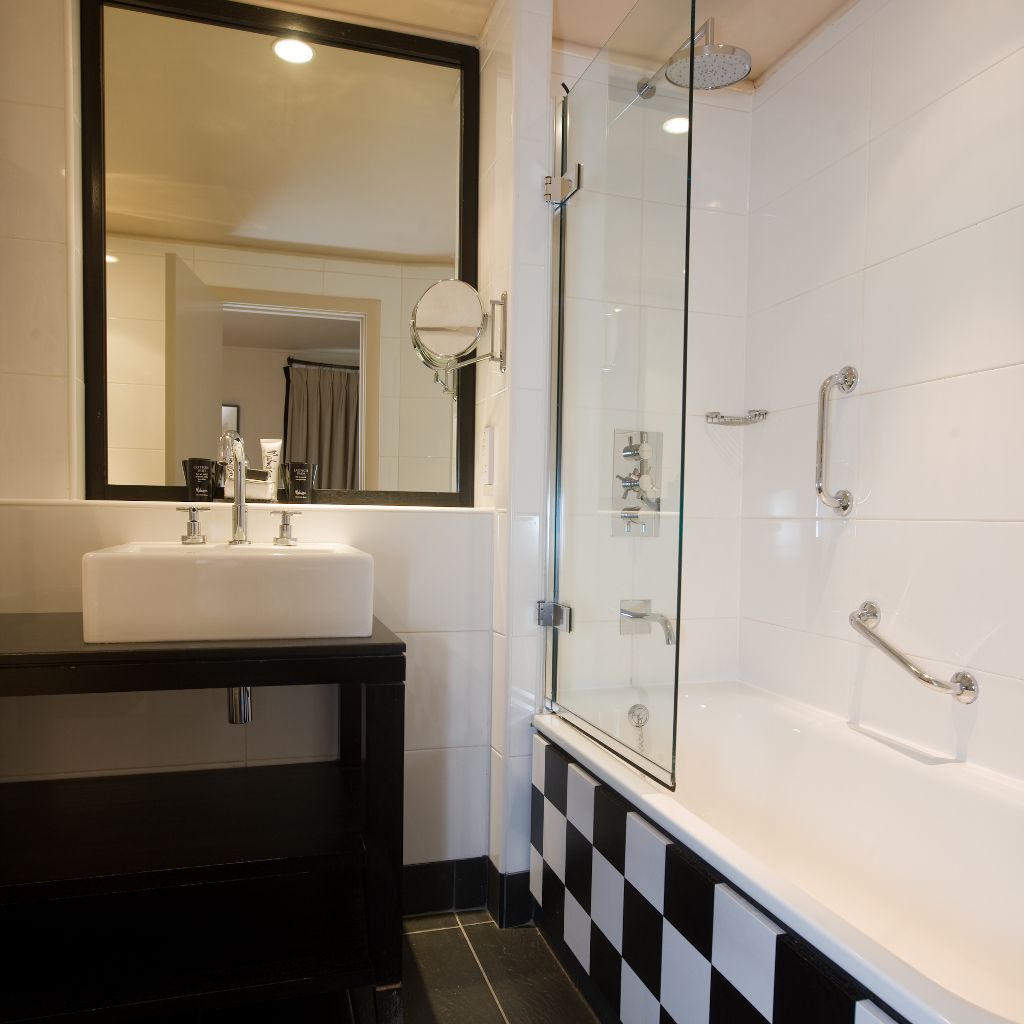 rainfall showerhead, free toiletries, hair dryer, towels