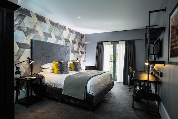 Club Double Room | Peralatan tempat tidur hipoalergenik, peti besi dalam bilik, meja