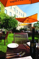 Se sirven desayunos y almuerzos, restaurante con mesas al aire libre