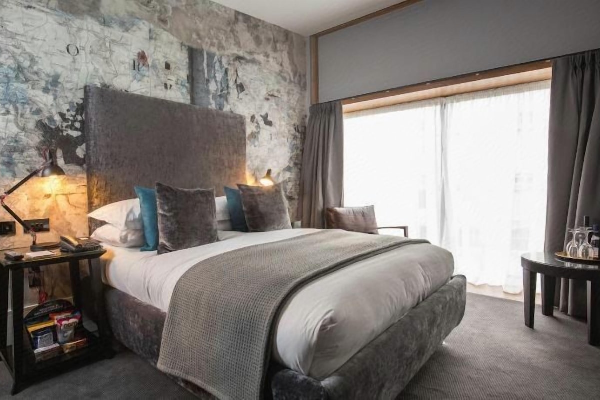 Hypo-allergenic bedding available, in-room safe, desk