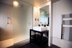Signature Suite | Bathroom | Free toiletries, hair dryer, towels, soap - Malmaison Oxford (Oxford)