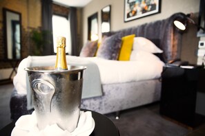 Allergitestade sängkläder, värdeförvaringsskåp på rummet och skrivbord