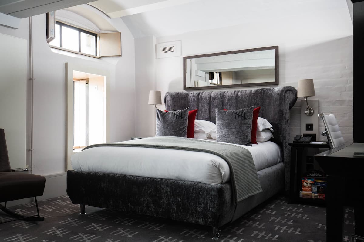 Club Double Cell Room | 1 bedroom, hypo-allergenic bedding, in-room safe, desk