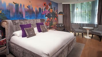 Caja de seguridad en la habitación, escritorio y cortinas blackout