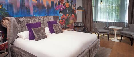 Club-dobbeltværelse | Pengeskab på værelset, skrivebord, mørklægningsgardiner