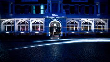 Vista frontal de la propiedad por la tarde o noche