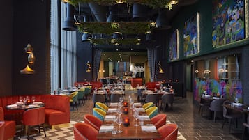 Melayani sarapan, makan siang, makan malam; sajian masakan Inggris