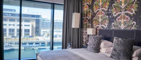 1 Schlafzimmer, hochwertige Bettwaren, Zimmersafe, Schreibtisch