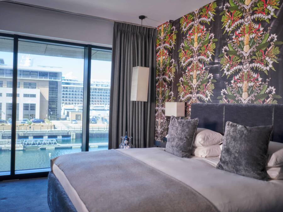 Premium-sengetøj, pengeskab på værelset, skrivebord