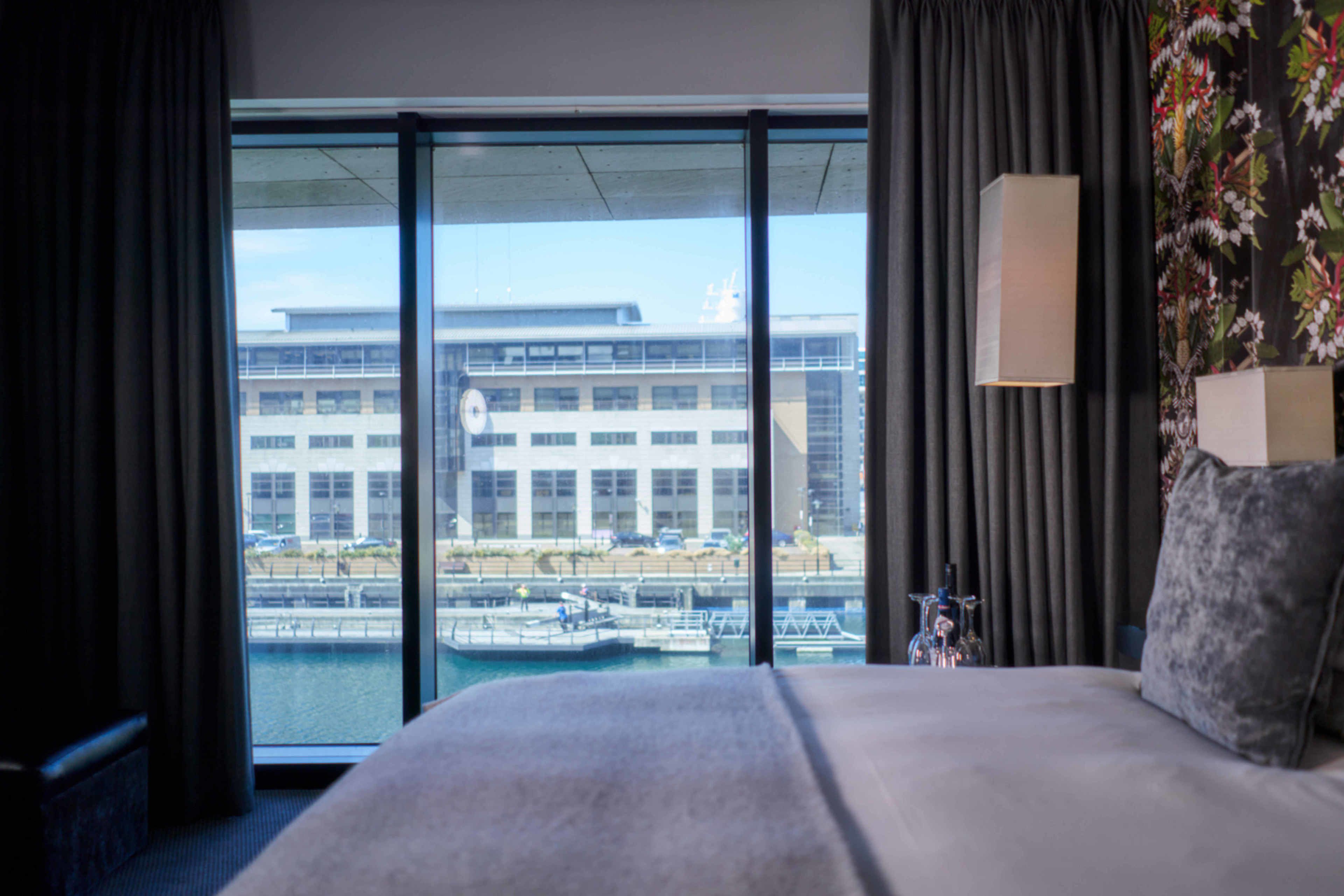 Sengetøy av topp kvalitet, safe på rommet og skrivebord