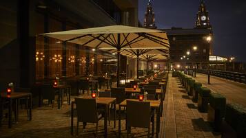 Bagian depan properti - sore/malam