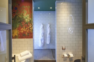Suite Signature | Bagno | Set di cortesia gratuito, asciugacapelli, asciugamani, sapone