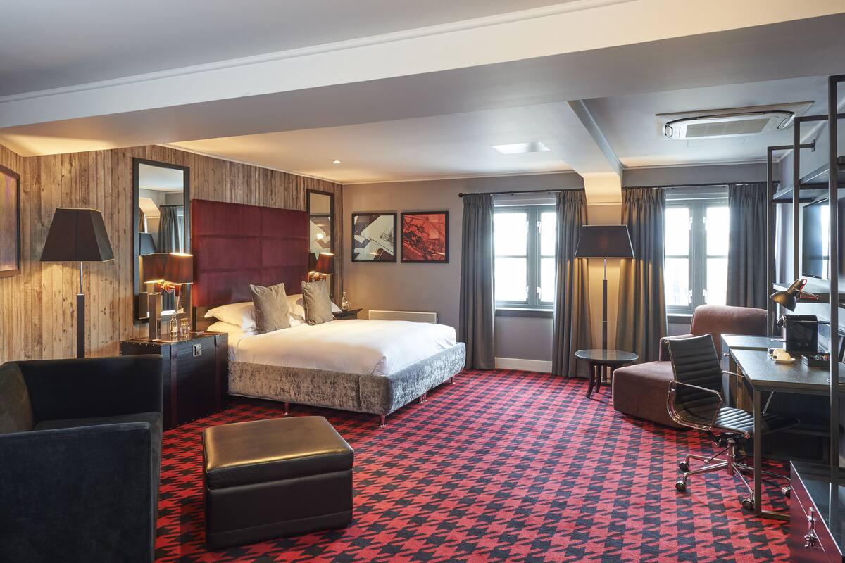 Corner Suite | 1 makuuhuone, tallelokero huoneessa, työpöytä, pimennysverhot