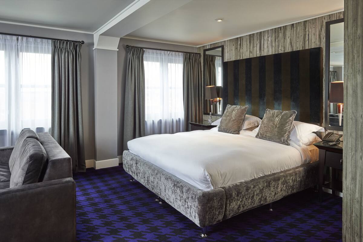 Junior-sviitti | 1 makuuhuone, tallelokero huoneessa, työpöytä, pimennysverhot