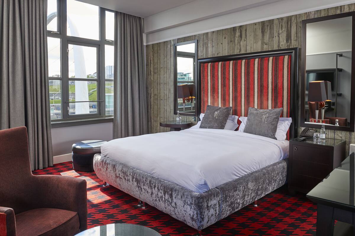 Kahden hengen superior-huone, jokinäköala | 1 makuuhuone, tallelokero huoneessa, työpöytä, pimennysverhot