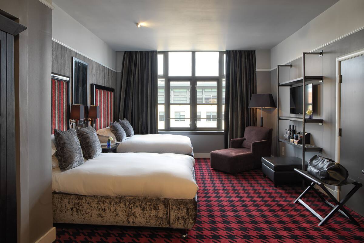 Kahden hengen superior-huone (kaksi sänkyä) | 1 makuuhuone, tallelokero huoneessa, työpöytä, pimennysverhot