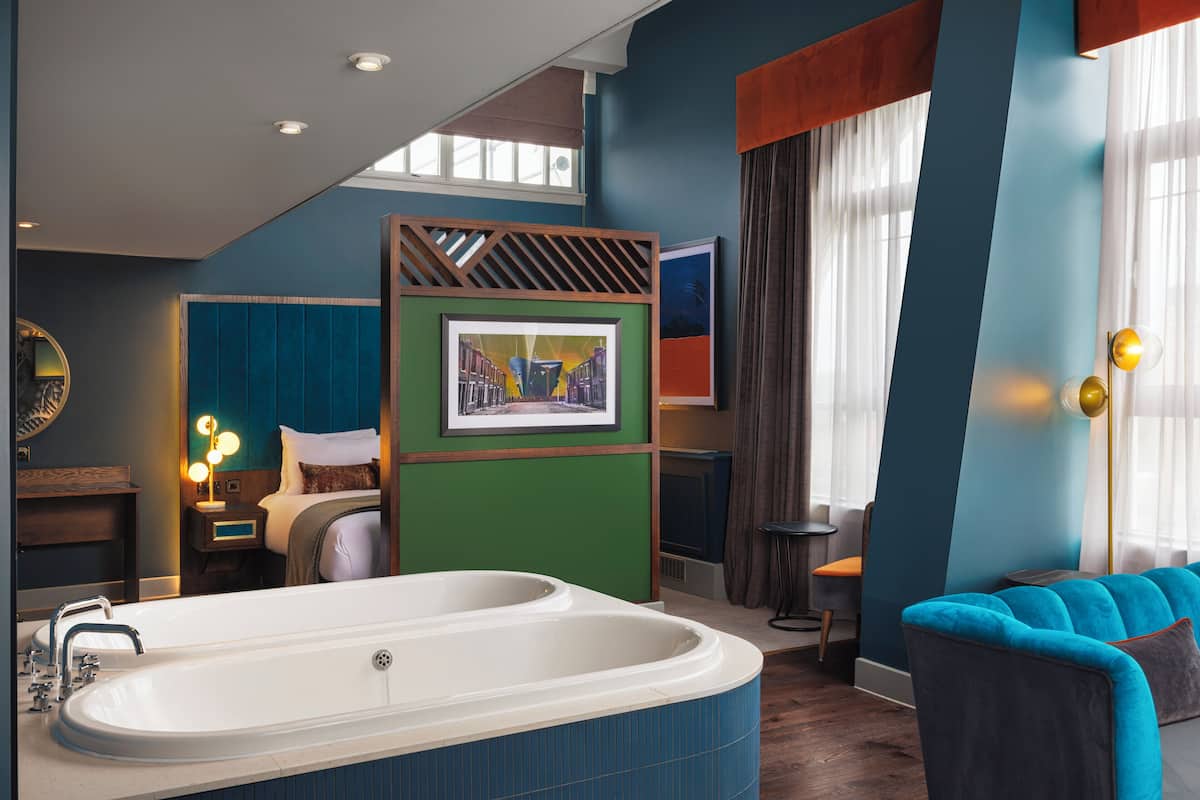 Signature Suite | 1 bedroom, in-room safe, desk, blackout drapes