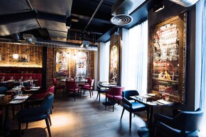 朝食、ランチ、ディナーに営業 (イギリス料理)