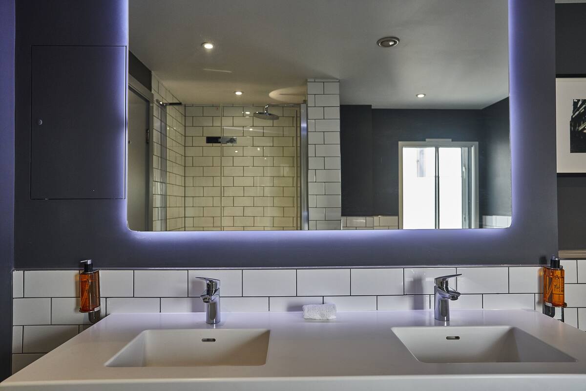 suite | bathroom | free toiletries, hair dryer, towels, soap