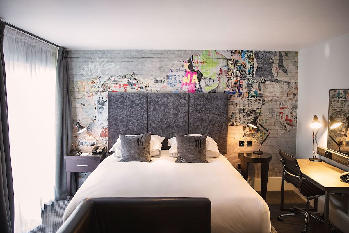 club deluxe room | 1 bedroom, in-room safe, desk, iron/ironing board