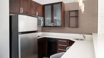 Full-size fridge, microwave, stovetop, dishwasher