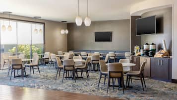 Bao gồm bữa sáng đầy đủ hàng ngày