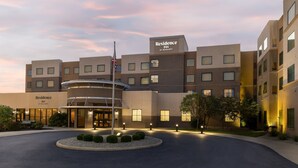 A modern hotel with a central entrance, multiple floors, and a landscaped courtyard. - Residence Inn Youngstown Warren/Niles (Niles)